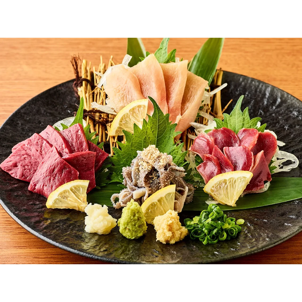 「牛と鶏の4種造り盛り合わせ」